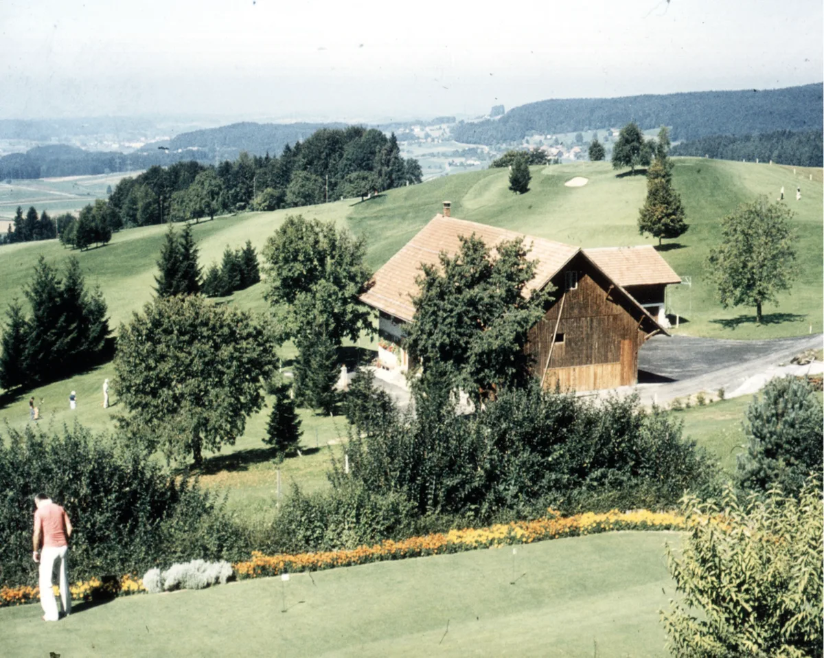 Am 14. August 1965 konnten die ersten neun Löcher eingeweiht werden. Ein Teil des Golfplatzes.